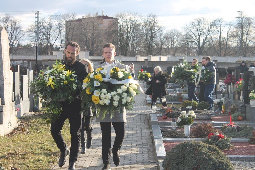 Zarmoucený Pennerův syn Nicolas (vpravo) nese na tatínkův hrob smuteční věnec