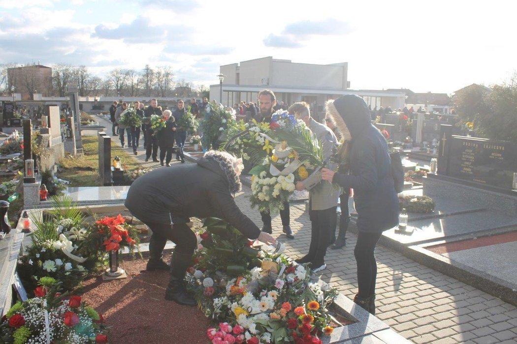 Hrob Miloslava Pennera zahrnuly květiny