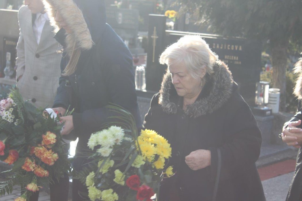 Maminka Miloslava Pennera dává poslední sbohem milovanému synovi