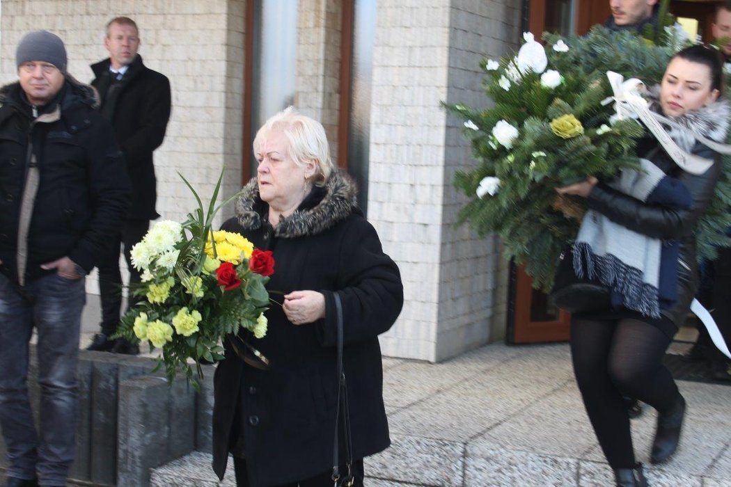 Maminka Miloslava Pennera během posledního rozloučení se svým synem