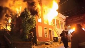Hasiči bojují s požárem rodinného domu v Pensylvanii