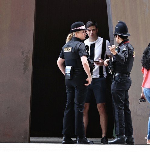 Penny Lancasterová, manželka rockera Roda Stewarta, pracuje jako policistka.