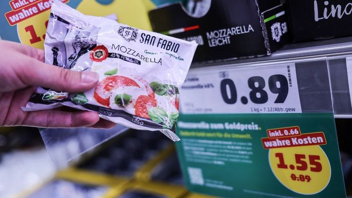 Řetězec Penny se v Německu rozhodl dočasně zdražit a ukázat "skutečné ceny" základních některých potravin (červenec 2023)
