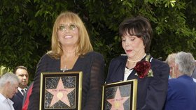 Penny Marshallová a Cindy Willamsová, hvězdy seriálu Laverne & Shirley, na holywoodském chodníku slávy