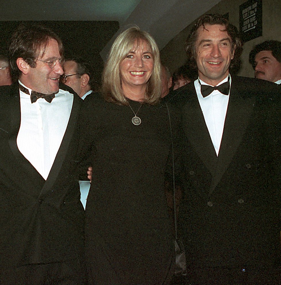 Penny Marshallová ve společnosti Robina Williamse a Roberta De Nira, kteří si zahráli v jejím filmu Čas probuzení (Awakenings).