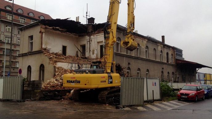 Demolicí domu bývalé celnice na Masarykově nádraží v Praze