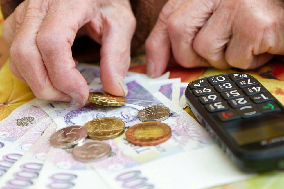 Senát navrhuje přidat 1000 korun seniorům, kteří důchod čerpají 25 a více let.