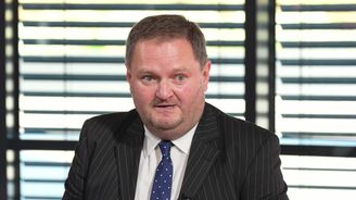 Penzijní spoření čeká zásadní změna. Ekonomové varují, že levnější fondy nemusejí lidem vydělat více Penzijní spoření čeká zásadní změna. Ekonomové varují, že levnější fondy nemusejí lidem vydělat více