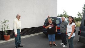 12:20 - Ženy z penzionu Pod Břízami (druhá a čtvrtá zleva) s oběma seniory se před odvozem dohadují se zástupcem Naděje 2000. Ten stojí mimo záběr.