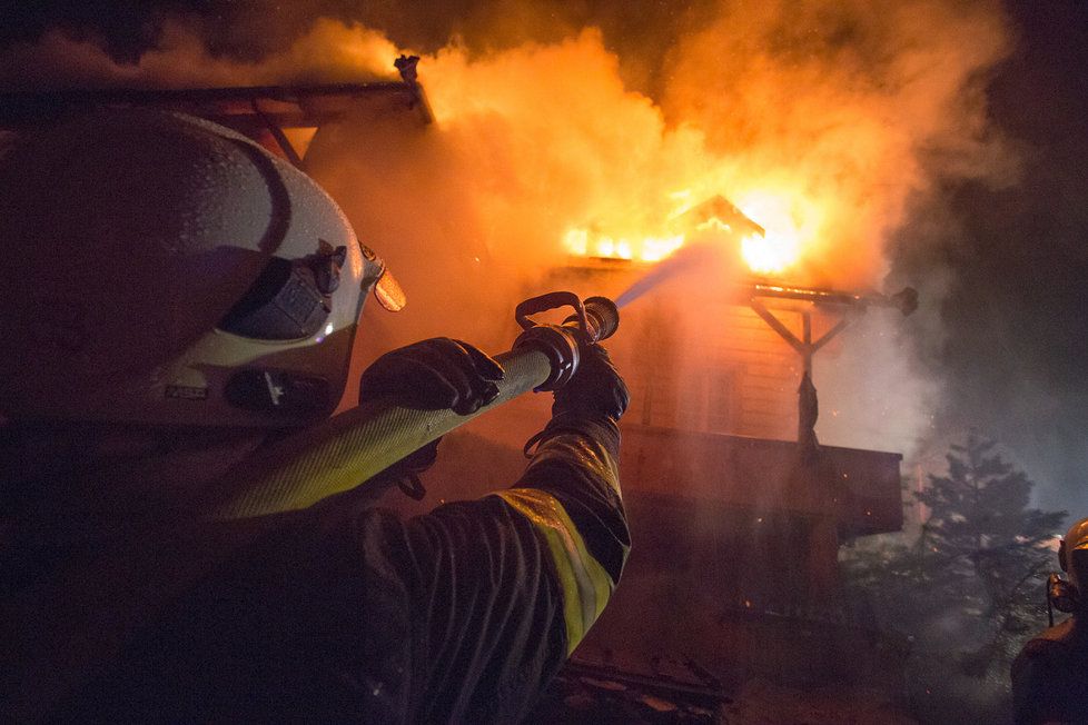 S požárem penzionu bojovali hasiči celou noc. Z luxusní dřevostavby toho příliš nezbylo