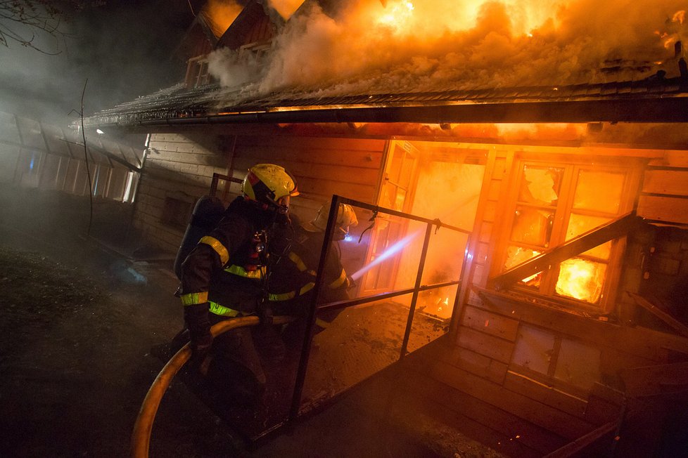 S požárem penzionu bojovali hasiči celou noc. Z luxusní dřevostavby toho příliš nezbylo