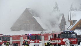 V Horní Malé Úpě na hřebenech Krkonoš hořel 11. ledna dřevěný apartmánový dům Klárka. 