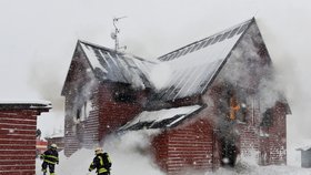 Od požáru Petrovy boudy loni v létě jde o největší požár na hřebenech nejvyšších českých hor.