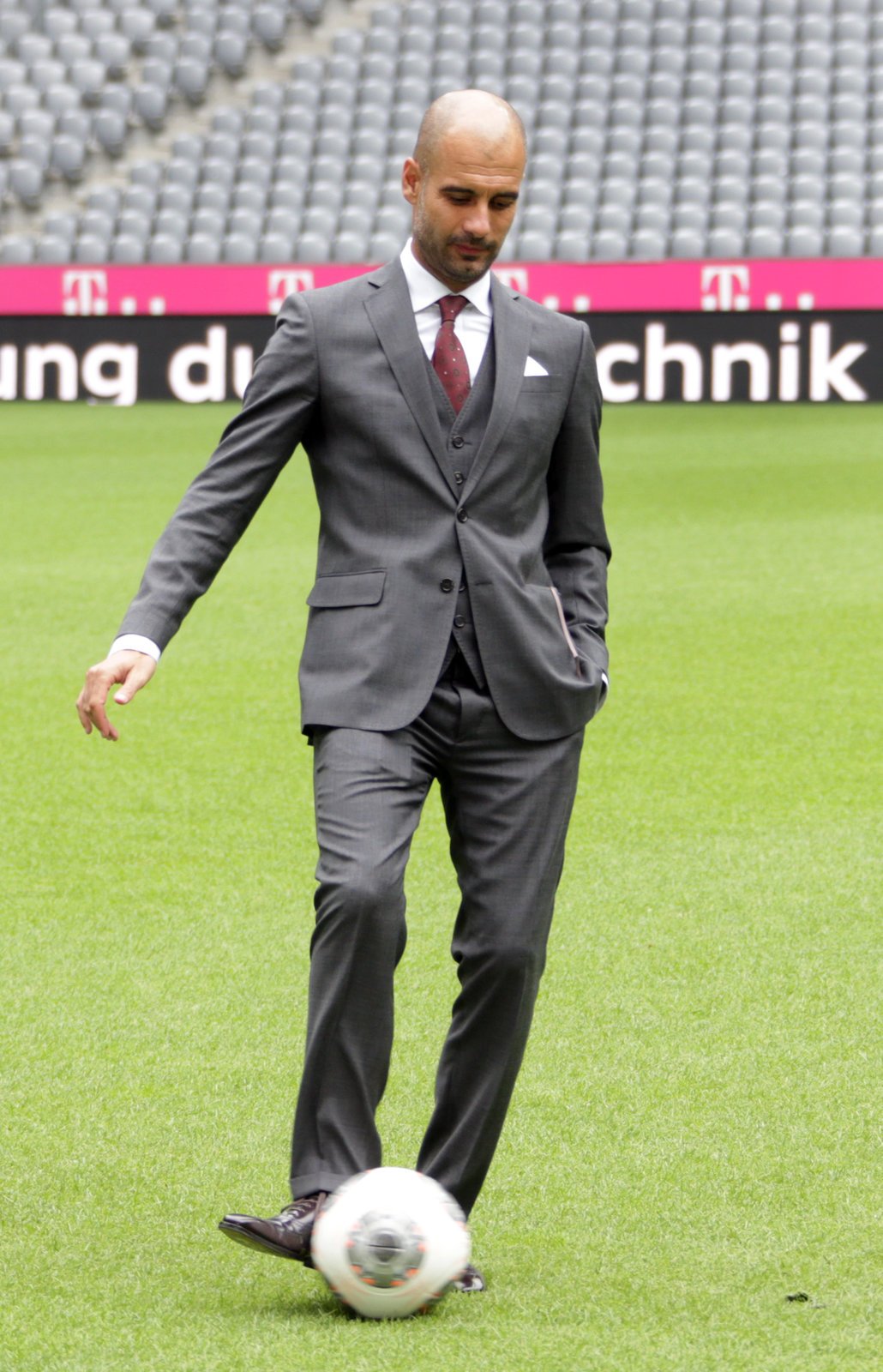 Pep Guardiola vstoupil na stadion Bayernu poprvé v roli kouče bavorského velkoklubu, na trávníku si pohrával i s míčem