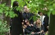 Pohřeb Pepeho Rafaje: Bára Vaculíková s dcerou Pohřeb Pepeho Rafaje: Bára Vaculíková s dcerou