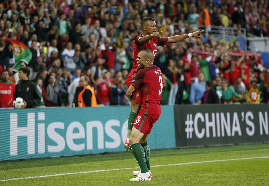 Záložník Portugalska Nani a stoper Pepe slaví gól do sítě Islandu