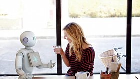 Robot Pepper umí komunikovat s lidmi a vyjadřovat emoce