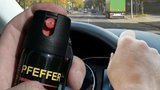 To je Brno: Řidič si za jízdy „osvěžoval“ oči dávkou z pepřového spreje!