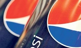 Z plechovky, nebo z něčeho jiného? Jak se humrovi dostalo na klepeto logo Pepsi, zůstává záhadou.