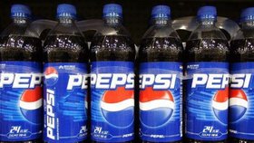 Z plechovky, nebo z něčeho jiného? Jak se humrovi dostalo na klepeto logo Pepsi, zůstává záhadou.