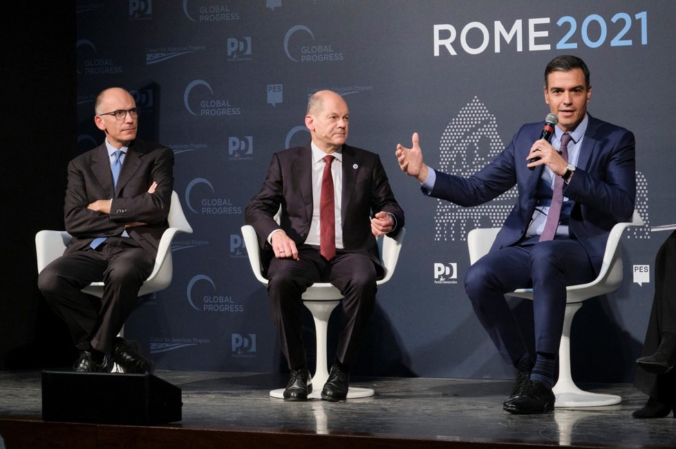 Summit ekonomik G20 v Římě: Zleva bývalý italský premiér Enrico Letta, německý vicekancléř Olaf Scholz a španělský předseda vlády Perdro Sanchez (30.10.2021)