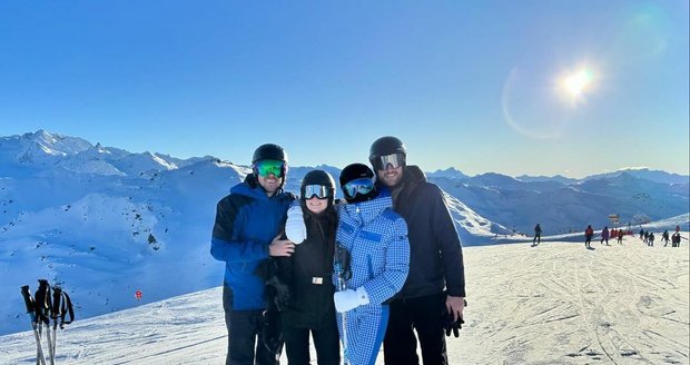 Peregrine Pearson, Sophie Turner a jejich přátelé vyrazili na lyže