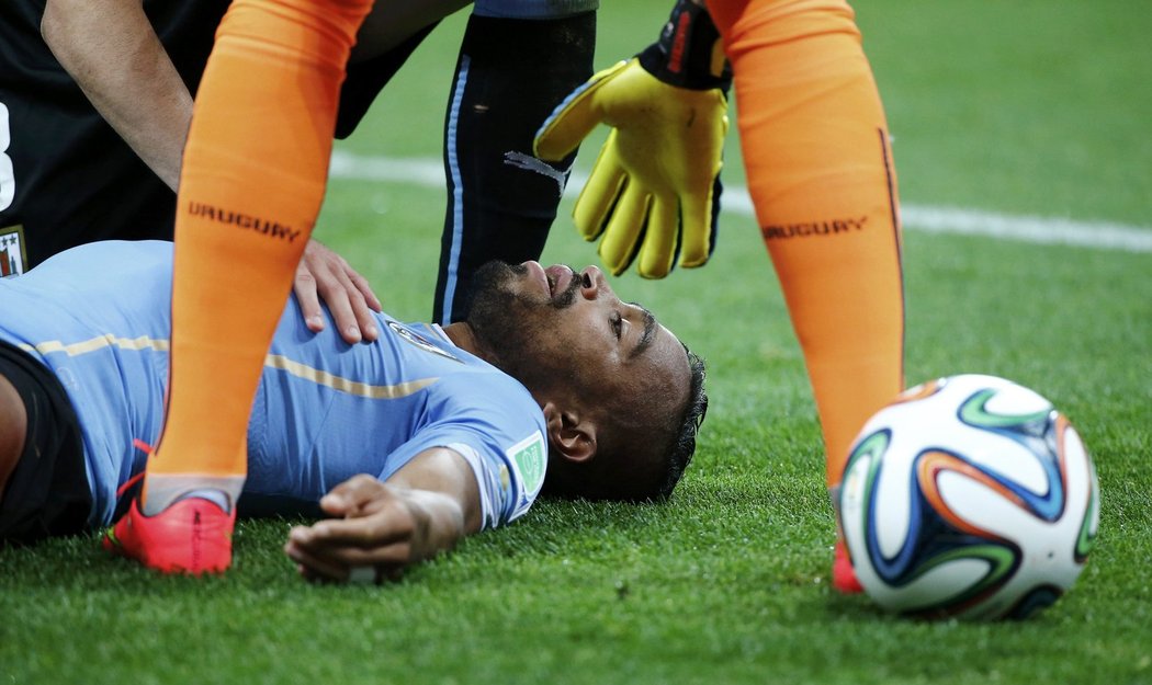 Anglický fotbalista Sterling zasáhl kolenem hlavu Uruguayce Pereiry, který chvíli bezvládně ležel na zemi a utrpěl otřes mozku. Lékař doporučil střídání, to ale fotbalista rázně odmítl a pokračoval ve hře.