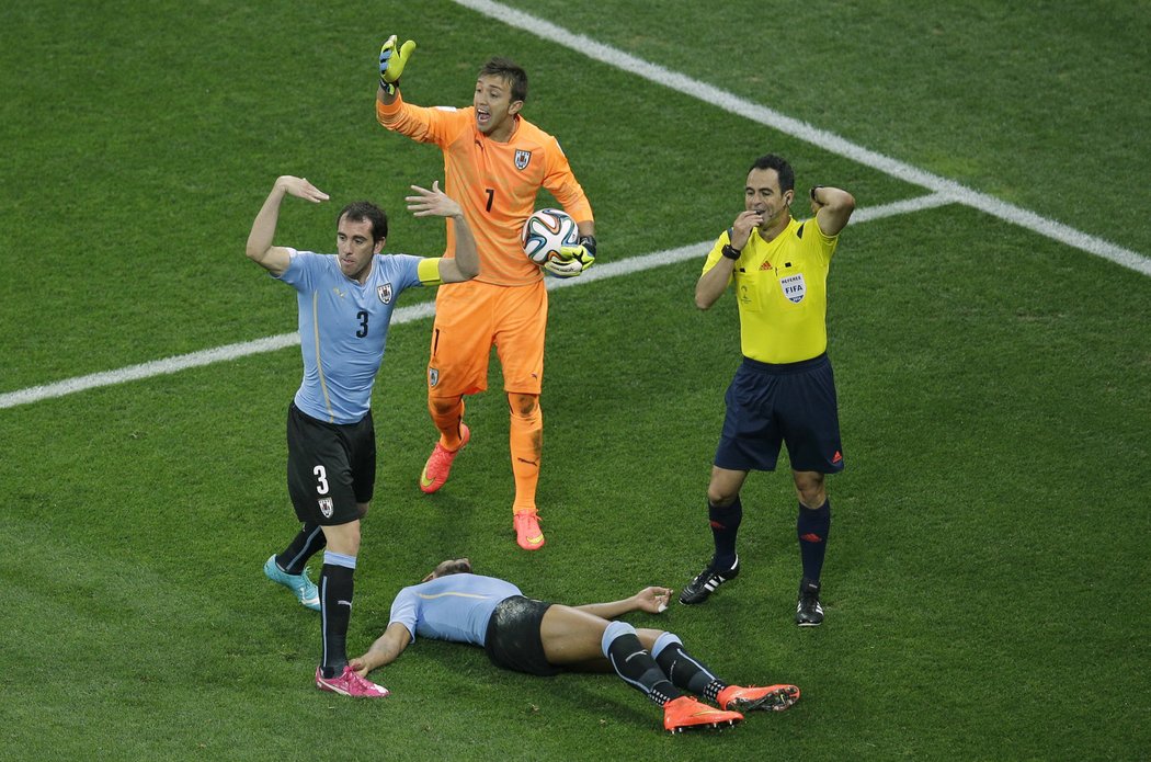 Anglický fotbalista Sterling zasáhl kolenem hlavu Uruguayce Pereiry, který chvíli bezvládně ležel na zemi a utrpěl otřes mozku. Lékař doporučil střídání, to ale fotbalista rázně odmítl a pokračoval ve hře.