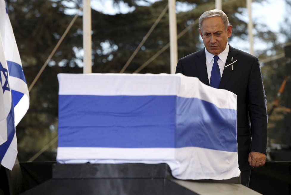 Izraelský premiér Benjamin Netanjahu nad rakví Šimona Perese