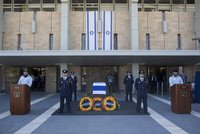 Sobotka se nakonec pohřbu Perese zúčastní. Do Izraele letí světové špičky