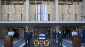 Rakev s tělem Šimona Perese před budouvou izraelského parlamentu
