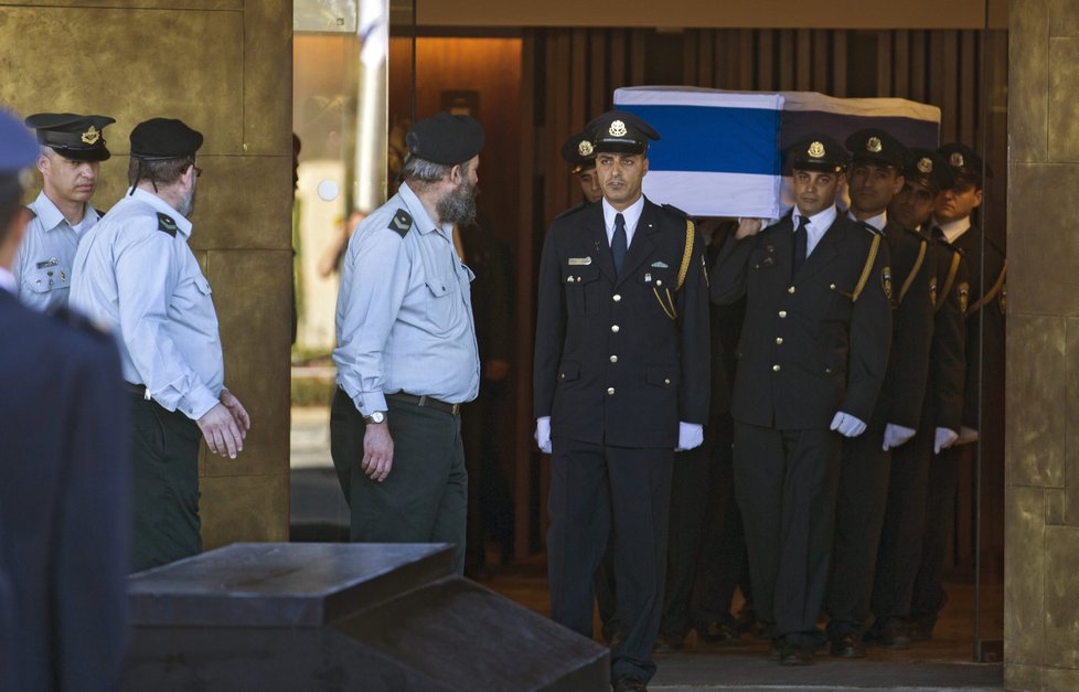 Rakev s Šimonem Peresem před budovou izraelského parlamentu
