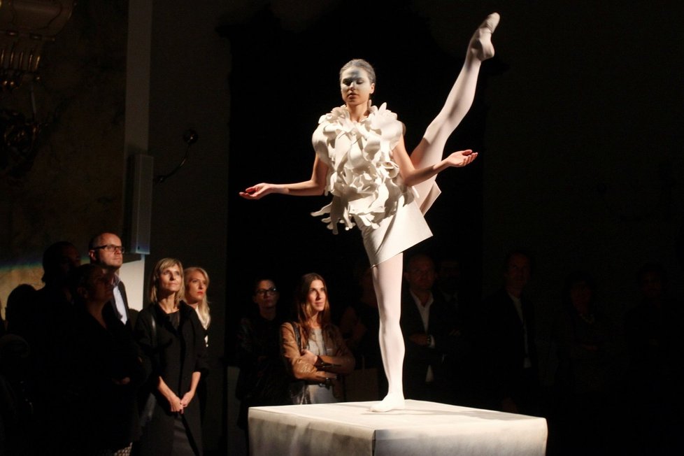 Zahajovací galavečeři uvedly módní objekty Liběny Rochové z bílé plsti, které oděvní výtvarnice předvedla formou taneční performance.