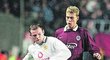Říjen 2004: Liga mistrů, Sparta hraje s Manchesterem United a Pavel Pergl (v rudém) brání Rooneyho. Ubránil, zápas skončil 0:0.
