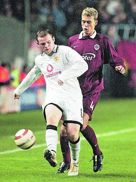 Říjen 2004: Liga mistrů, Sparta hraje s Manchesterem United a Pavel Pergl (v rudém) brání Rooneyho. Ubránil, zápas skončil 0:0.