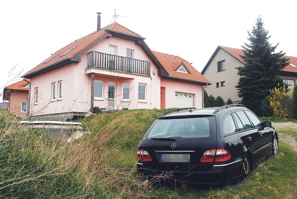 Chlebeček nechal u domu svůj odstavený Mercedes