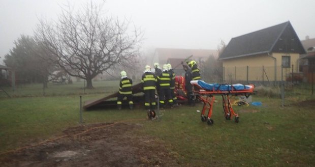 Muž z Dobroslavic na Opavsku uřezal konstrukci pergoly, ta na něj spadla.