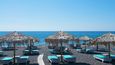 Asi nejznámější řecká pláž s černým pískem Kamari leží na ostrově Santorini. Vzhledem k tomu, že bývá velmi frekventovaná, dali bychom raději přednost nedaleké Perisse. Navíc mezi těmito plážemi jezdí vodní taxi, takže není problém vyzkoušet během jednoho dne obě.