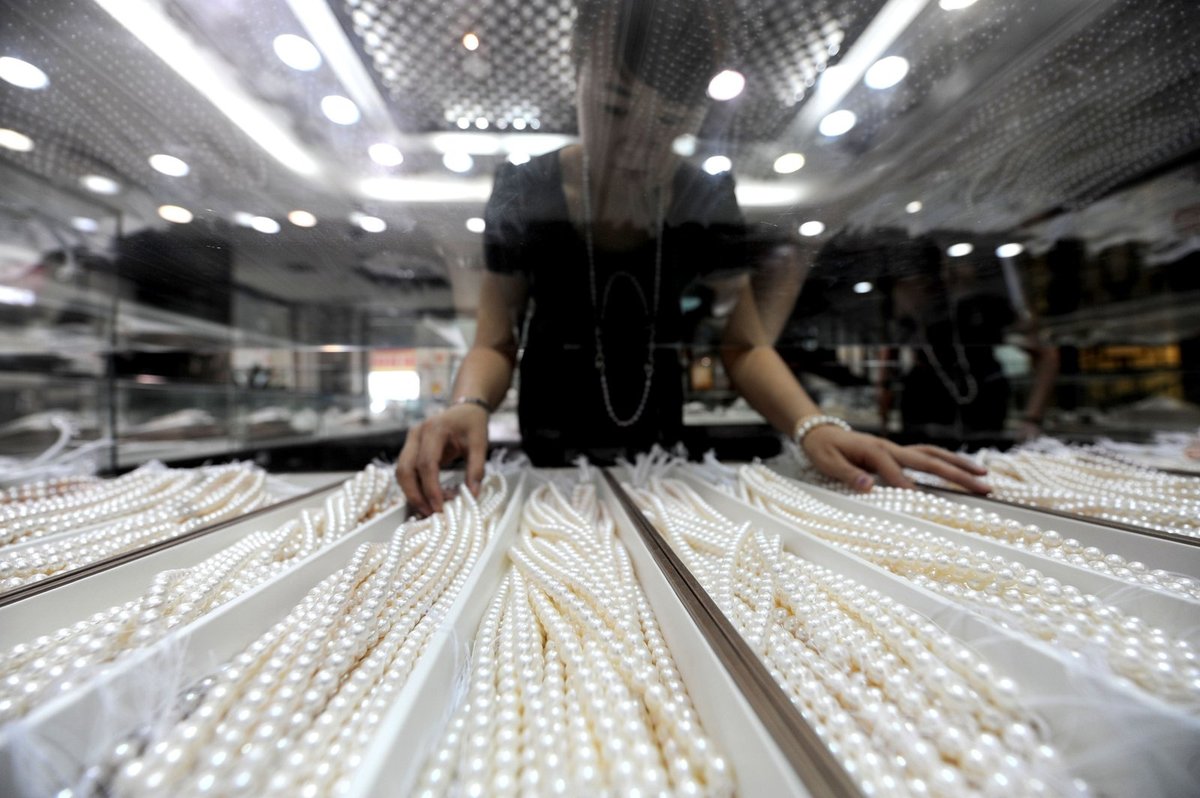 Když jsou perly připraveny, jenom se vyvrtanými dírkami protáhne připravený řetízek nebo provázek a náhrdelník je hotov. Každý rok se v takové farmě vyrobí desetitisíce podobných náhrdelníků.