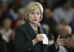 Na Clintonovou praskly další průšvihy s e-maily.