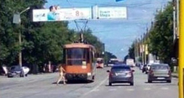 Takhle zas dopadla milenka v ruském Permu. Nahá vyskočila z okna, aby unikla manželce svého přítele a musela jít takto domů.