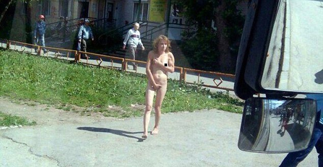 Takhle zas dopadla milenka v ruském Permu. Nahá vyskočila z okna, aby unikla manželce svého přítele a musela jít takto domů.
