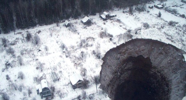 V Rusku se znovu otevřela/propadla gigantická brána do pekla