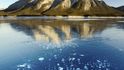 Bubliny methanu unikajícího ze dna Abrahamova jezera
