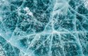 Praskliny zamrzlého Bajkalského jezera s metanovými bublinami