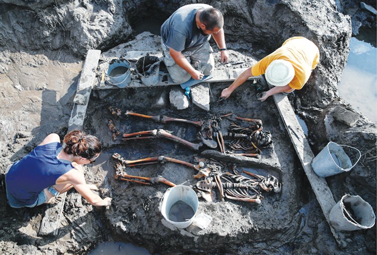 Archeologické vykopávky skytských hrobek na jihu Sibiře