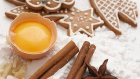 Při přípravě perníku se používá cukr i med, někdy jenom samotný cukr a zpravidla také větší množství koření.