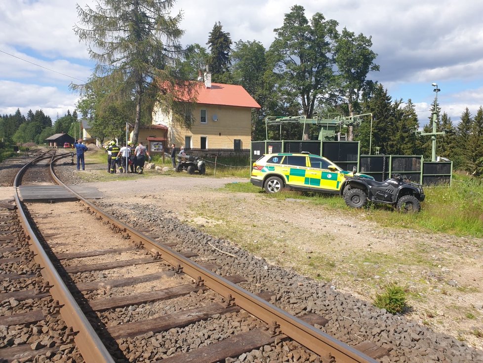 Záchranný tým v Perninku, kde se srazily dva vlaky.