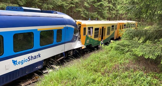 Tragickou nehodu vlaků u Perninku zavinil podle policie strojvůdce (28): Hrozí mu až deset let vězení