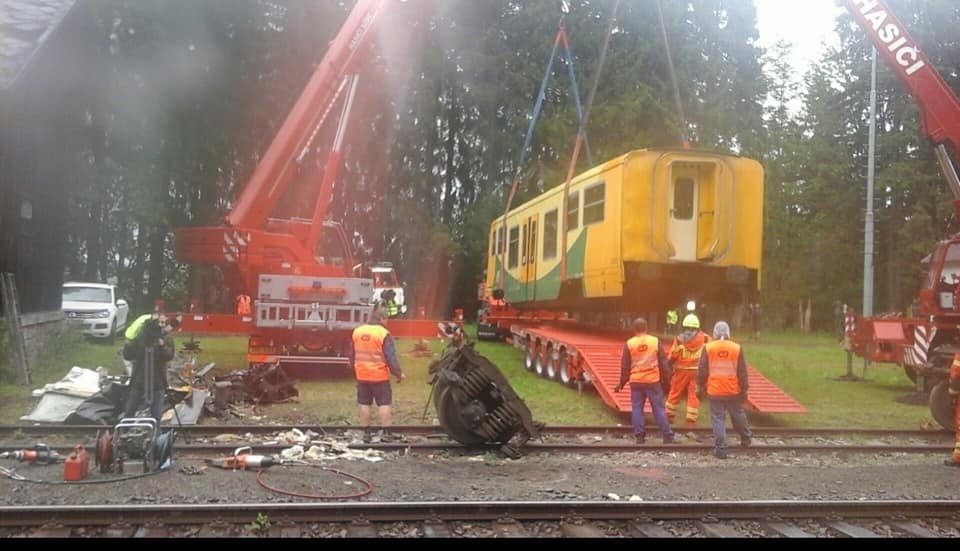 Nabouraný vlak putoval do šrotu.